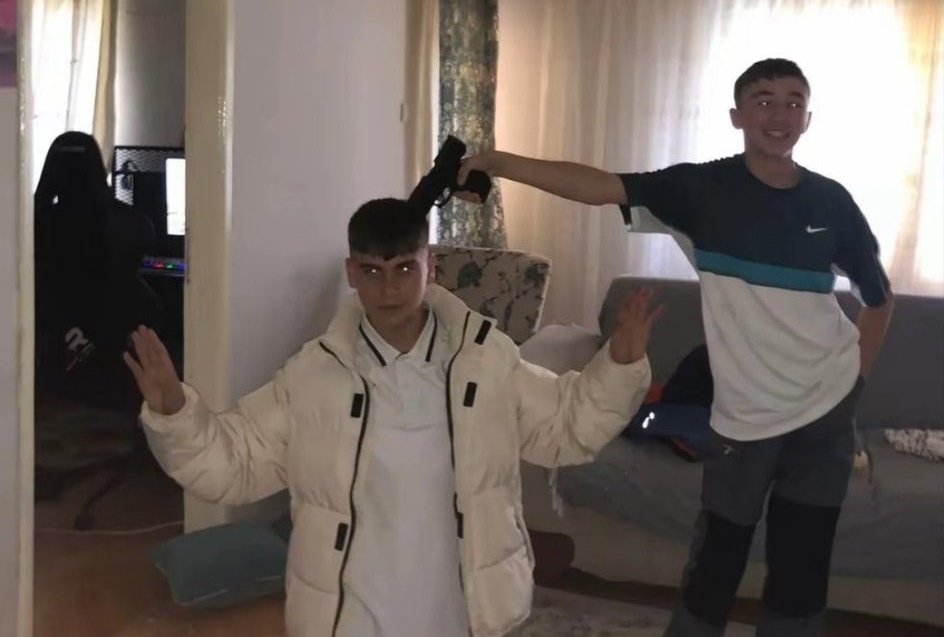 Devlet babişkocuğumuz,
"Ayağınızı denk alın, her hareketinizi izleyebiliyoruz." diye sıradan insanlara boş boş artistik yapacağına,
Tiktok'ta rahat rahat şunları paylaşan katillerle ilgilensin.

Bakın bunlar için über kriptoloji dehası, tech mastermind, omnipotent bir güç kuvvet