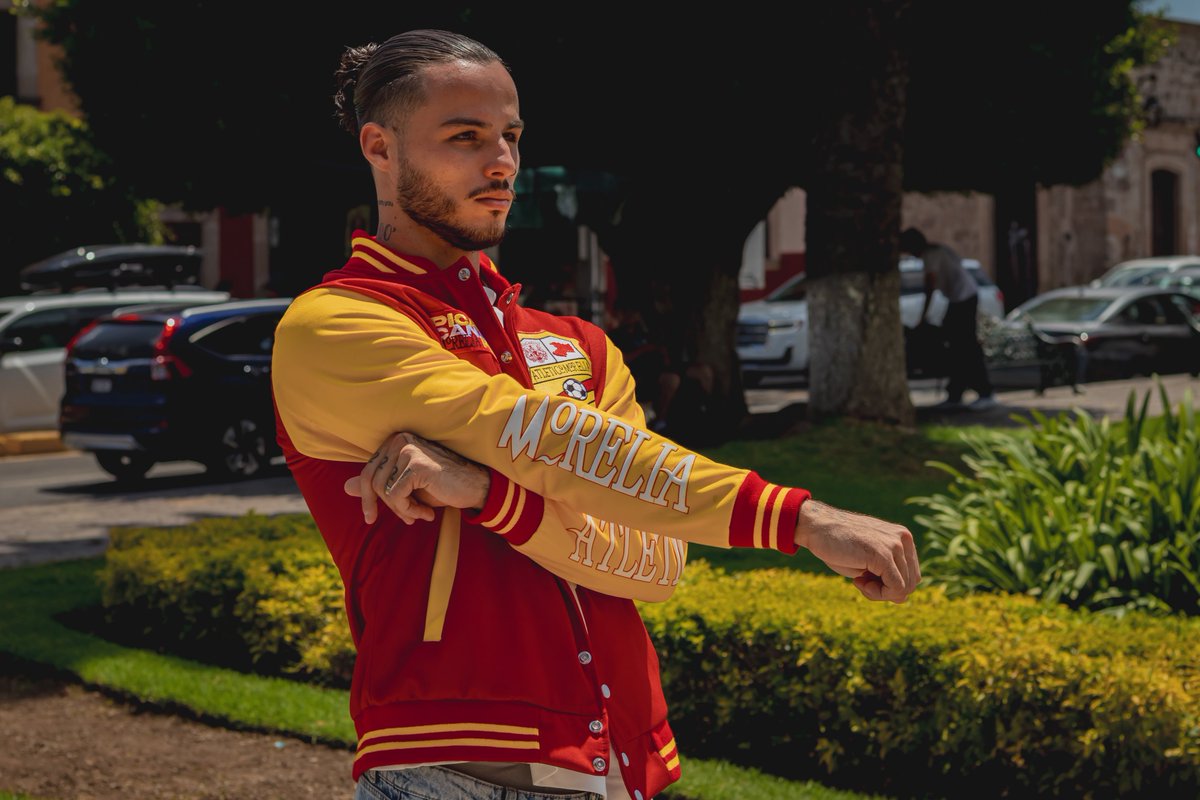 C_A_Morelia's tweet photo. Así se ve el orgullo de 75 años 🧥

Nuestra Varsity Jacket edición limitada ya está disponible en preventa. 

Mucha historia y pasión, haz tu pedido hoy 

👉 https://t.co/rwzOYFTKOw

#DelCanarioSoy https://t.co/3FSyxsur6N