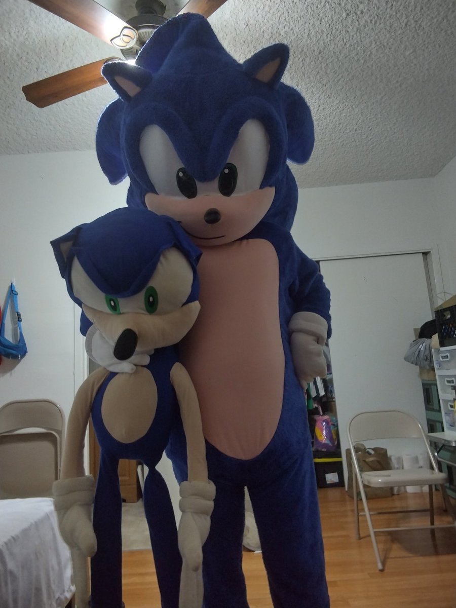 surferbrg's tweet image. I've guess for Fursuit Friday. Here is my Sonic the hedgehog getting a picture with the giant plushies. So many Sonics.

#sonic #sonicthehedgehog #sonicfan #sonicplushie #soniccosplay #cosplayer #cosplay #mascot #mascotcostume #mascotsuit #fursuiter