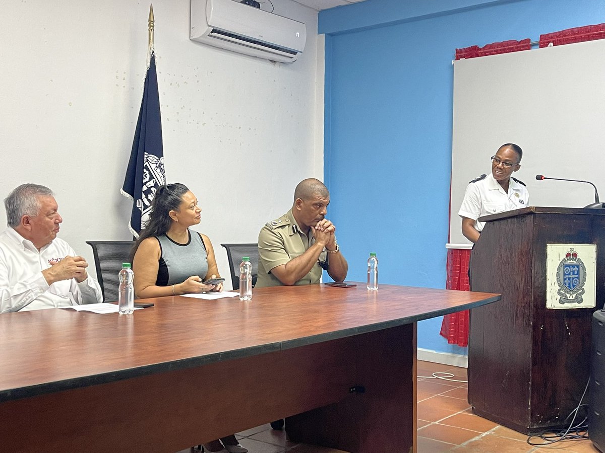 Embajada de México en Santa Lucía (@embamexsl) on Twitter photo 🎓 Closing ceremony of the Spanish course for 34 <a href="/RSLPFOFFICIAL/">ROYAL SAINT LUCIA POLICE FORCE</a> members, led by Mexican teacher Francis Baeza.
Even basic language skills break barriers, build empathy, and spark key dialogues.
Looking forward to more! 🎓 Closing ceremony of the Spanish course for 34 <a href="/RSLPFOFFICIAL/">ROYAL SAINT LUCIA POLICE FORCE</a> members, led by Mexican teacher Francis Baeza.
Even basic language skills break barriers, build empathy, and spark key dialogues.
Looking forward to more!