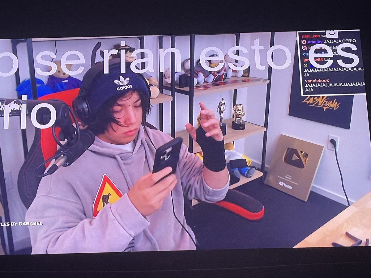 Quackity estás mal del brazo o estás mudo? JAJAJAJA