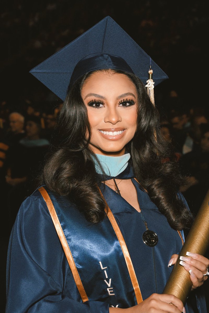 sweeetpeeeaaa's tweet photo. i did it. 🎓
#masteredit https://t.co/SPDTLAwD7P