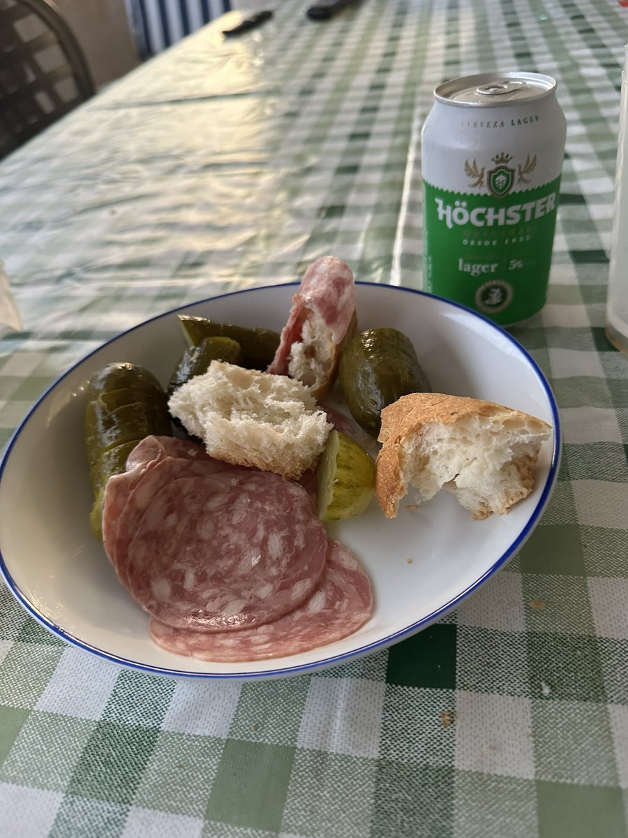 Tienen que ser pecado estos atardeceres de butifarra, “gurken” y  cerveza