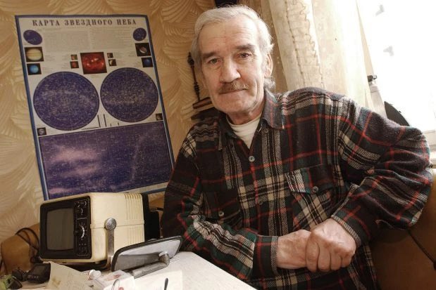 BOUM_90's tweet photo. 1/
🚨 1983.
En pleine guerre froide, les radars soviétiques détectent… 5 missiles nucléaires américains fonçant vers Moscou.
⏳ L’humanité est à quelques SECONDES de l’extinction.
Mais un homme va changer le cours de l’Histoire. 🧵 https://t.co/Xbw6amWBuz