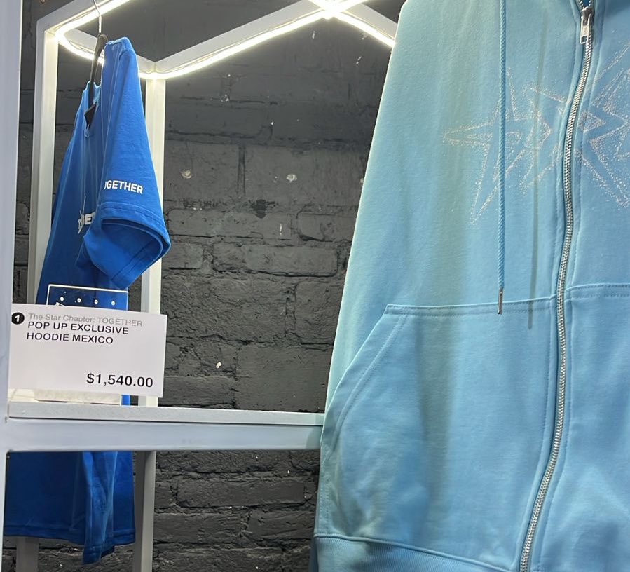 rejn281777's tweet photo. @xhuulwnn @Rlo_Eungi @Profeco @hybe_latam @Profeco ! Sin contar que al momento de hacer la compra para hacer la reserva,el cobro se te hacía en dólares,se te debería hacer en el cambio del país donde será el evento! 
Al llegar a la pop up,se encontraba el mismo producto de la reserva para México con el precio aumentado https://t.co/xRTnQtPflG