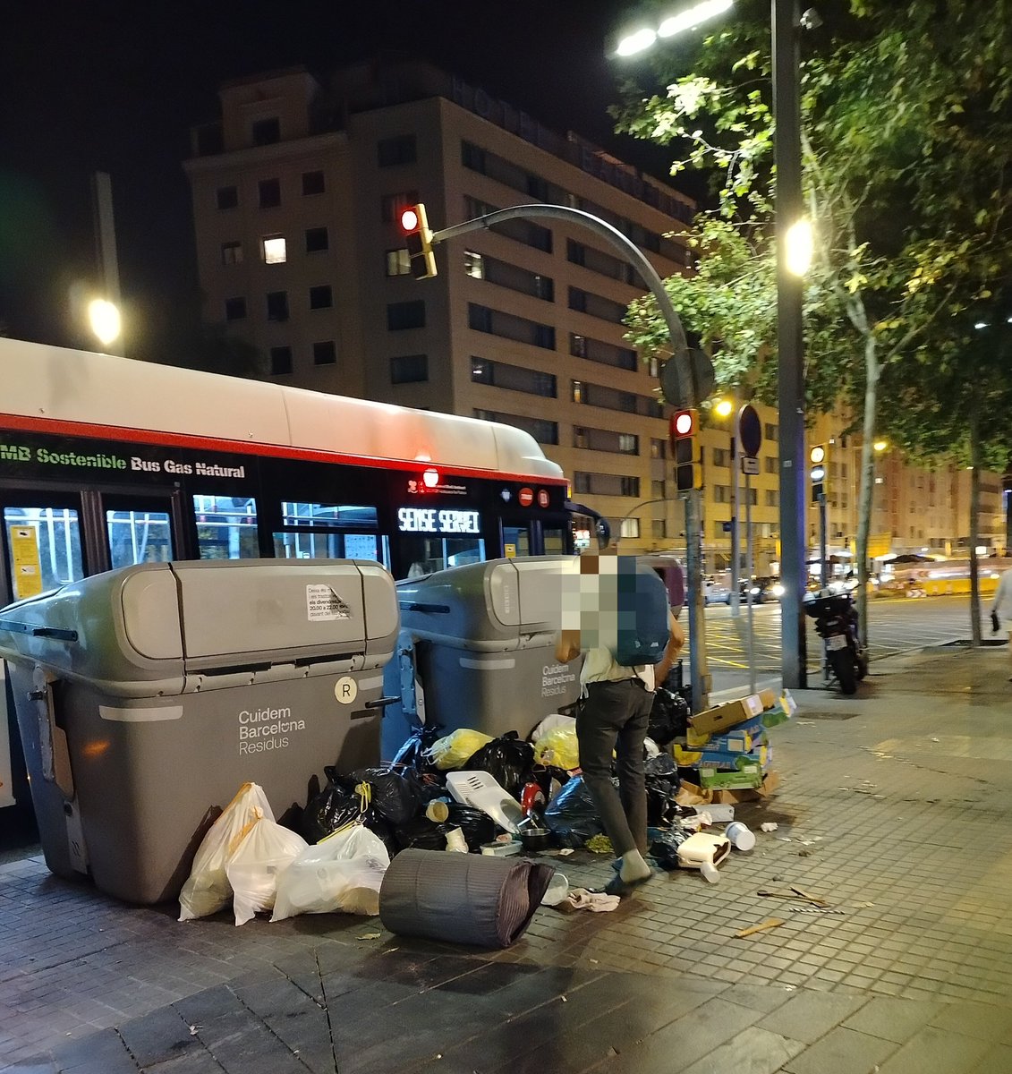 poli-de-balcón (@polibalcon) on Twitter photo El #PlaEndreça del <a href="/bcn_ajuntament/">Ajuntament de Barcelona</a> una miiica desendreçat . Paral.lel (placeta Molino ) #poblesec <a href="/rgileiroa/">Raquel Gil Eiroa</a> <a href="/jaumecollboni/">Jaume Collboni</a> 😍. Caldria saber on c. van a parar els calers del famòs impost "doble" de recollida de la brossa que es va treure del c. la gran <a href="/AdaColau/">Ada Colau 💜🌈🔻</a> fa anys El #PlaEndreça del <a href="/bcn_ajuntament/">Ajuntament de Barcelona</a> una miiica desendreçat . Paral.lel (placeta Molino ) #poblesec <a href="/rgileiroa/">Raquel Gil Eiroa</a> <a href="/jaumecollboni/">Jaume Collboni</a> 😍. Caldria saber on c. van a parar els calers del famòs impost "doble" de recollida de la brossa que es va treure del c. la gran <a href="/AdaColau/">Ada Colau 💜🌈🔻</a> fa anys
