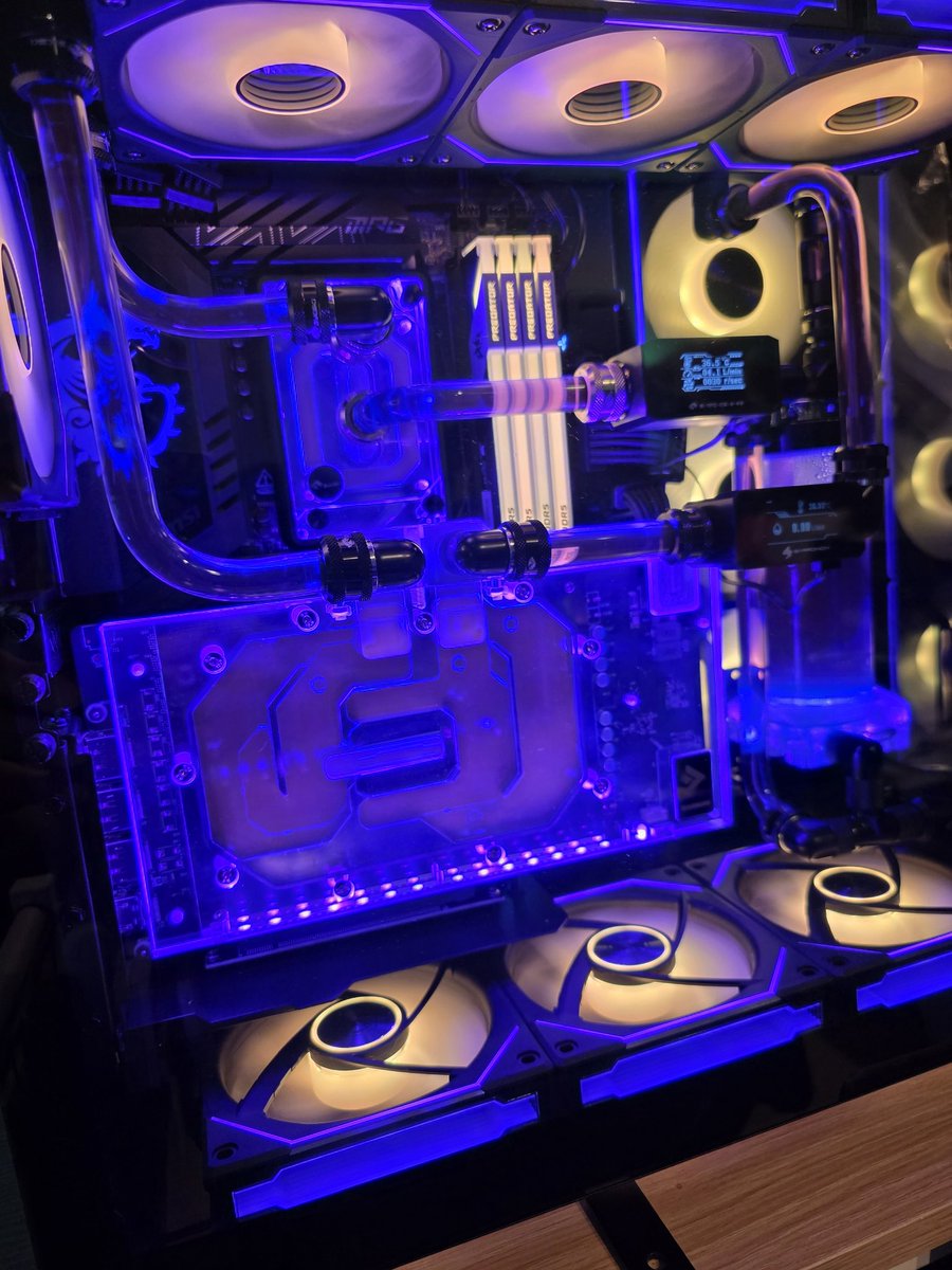 bug061's tweet photo. 初の本格水冷完成👏
ANTEC C8 Curve Wood での本格水冷の組み立てデータがあまり無くて配管悩んだけど一旦完成👍
#ANTEC 
#antec 
#自作PC 
#本格水冷 
#MSI
#msi https://t.co/OnfMHlbFyD