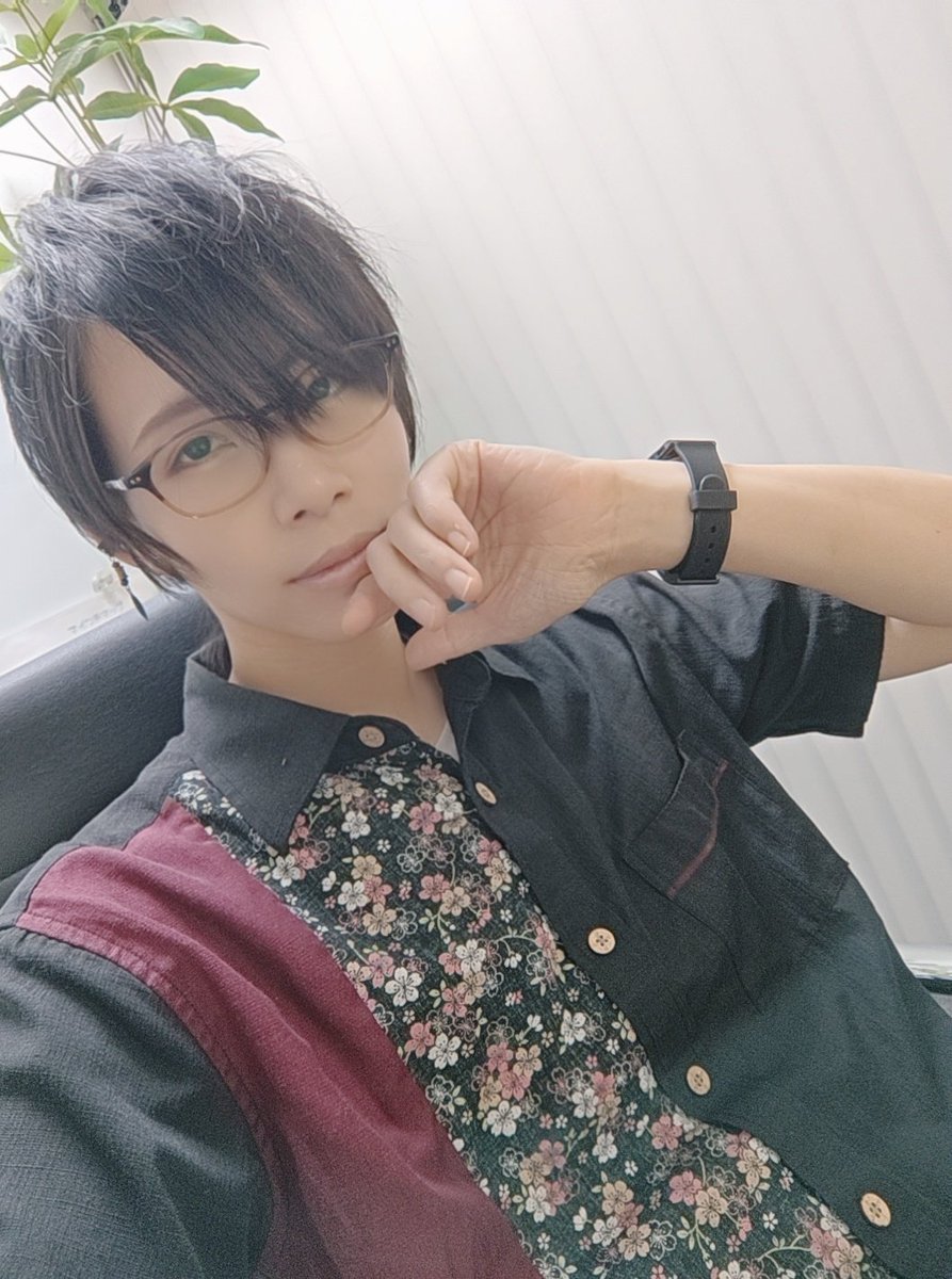IbukiWC1013's tweet photo. おはようございます☀
『夏ぽい写真』を探してたらこの服…夏だな！って毎回思います。
やはり和柄好きですね。
『魔入りました入間くん』の教員とのバトル編読んでるんですが、コスプレしたい。
では、今日ものんびり頑張ろう🍵🍃💙
※髪が長かった頃の写真
#和柄
#中性
#男装 
#ジェンダーレス https://t.co/pPQeun0oJv