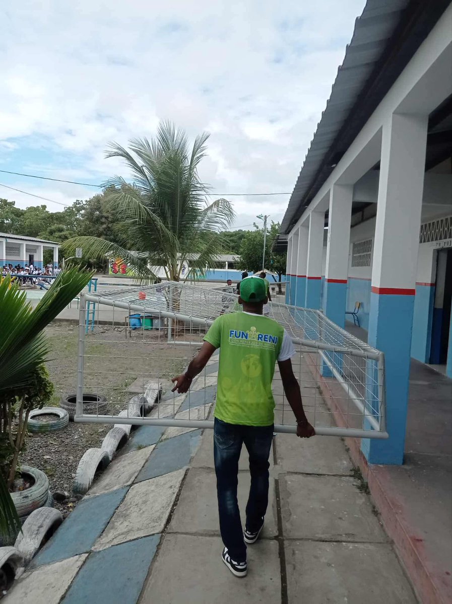 Hoy se realizó la entrega de implementos deportivos en la Unidad Educativa "Pedro Cornelio Drouet", incluyen:

2. arcos con mallas electrosoldadas.
6. balones de indor.
1. bomba infladora de balones.
2. tarjetas semiprofesionales FIFA.
1. balón de vóley.
2. balones de básquet.