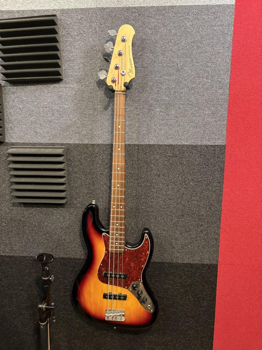 久々にベース買いました
曲作る用に破格の4000円税込
どなたかお家で眠ってるベースケースとスタンドありませんか？
今なら青木が安価買取中！！