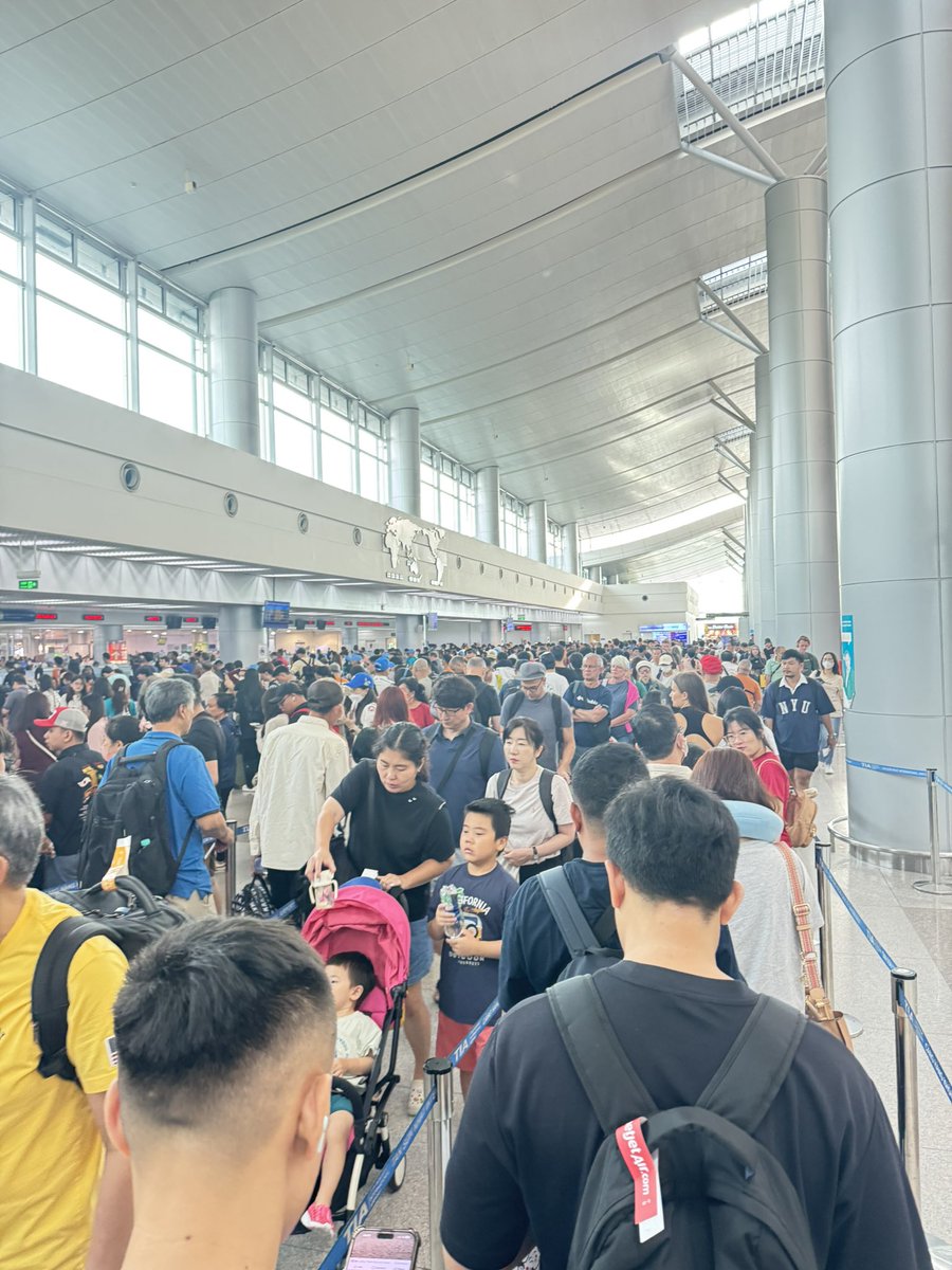 約半年ぶりにカンボジア🇰🇭へ。
今回は行きは飛行機、帰りはバスかと。
相変わらずこの空港のイミグレはどうにかならないかな。
#タンソンニャット #ベトナム