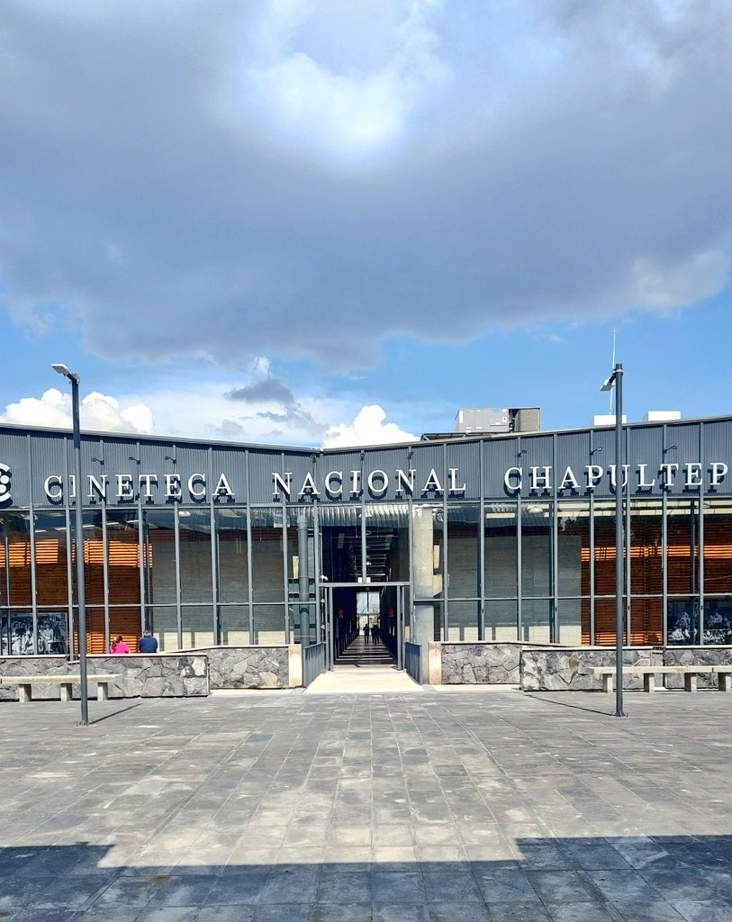 TheGuiltyNote's tweet image. #NosDeclaramosCulpables celebrando la Semana del Cine Mexicano 📽️ en la nueva @CinetecaMexico de Chapultepec (3ra sede) en compañía de la directora, Marina Stavenhagens y la cineasta mexicana Yolanda Cruz.

Cuenta con 8 salas, un foro al aire libre y dos exposiciones.