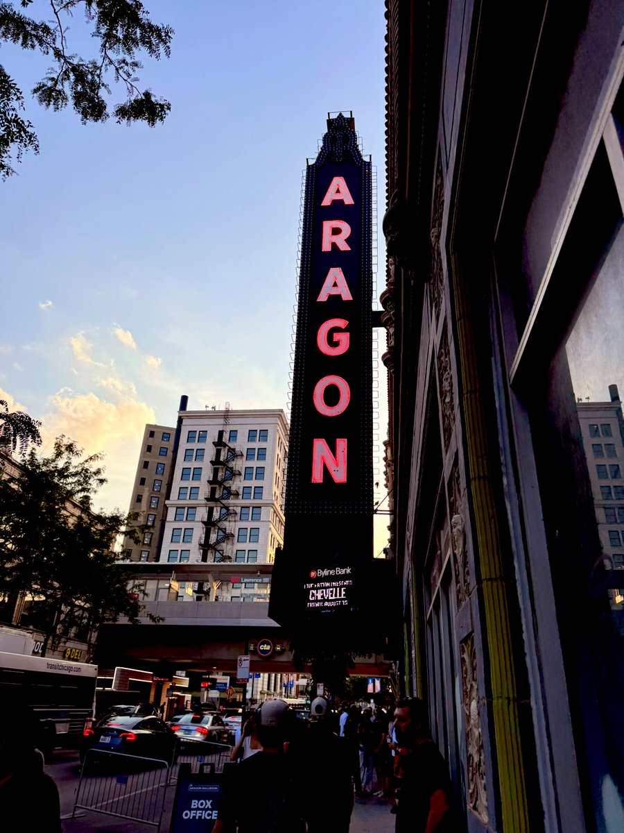 Long over due Date Night starts now… after almost 2 hours of traffic lol 😂 Aragon Brawl Room! <a href="/ChevelleInc/">Chevelle</a> with <a href="/AAofficial/">Asking Alexandria</a> and Dead Poet Society!