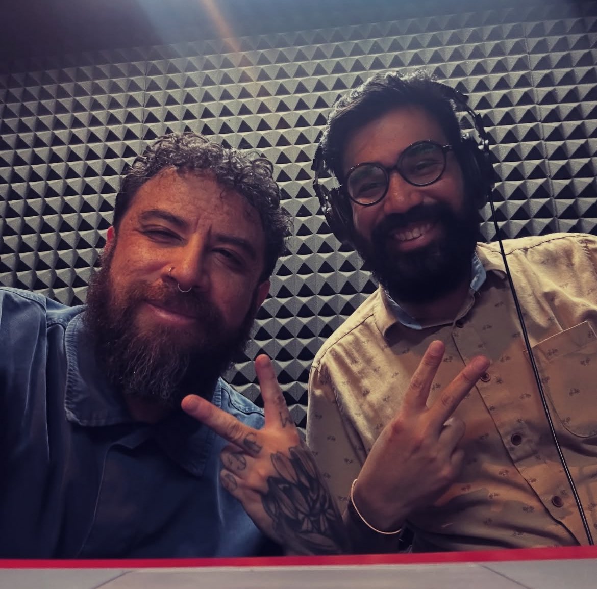 ya estamos en un nuevo #Apocalypso, que esta tarde conecta con la frecuencia de <a href="/michanteradio/">MiChante Radio</a> directamente de Montreal, Canadá, gracias a Carlos Ascencio, su locutor. caigan a este experimento de radio sobre radio por la señal de <a href="/codigo21_radio/">Código 21</a>