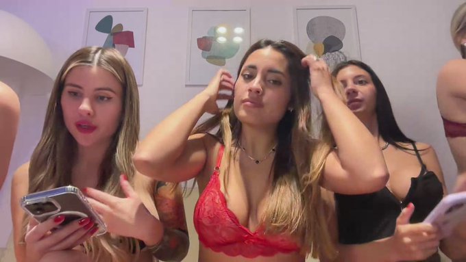 Paula 🇦🇷 is live now! https://t.co/uQX799tX4e https://t.co/Ib2j4Pp4mB