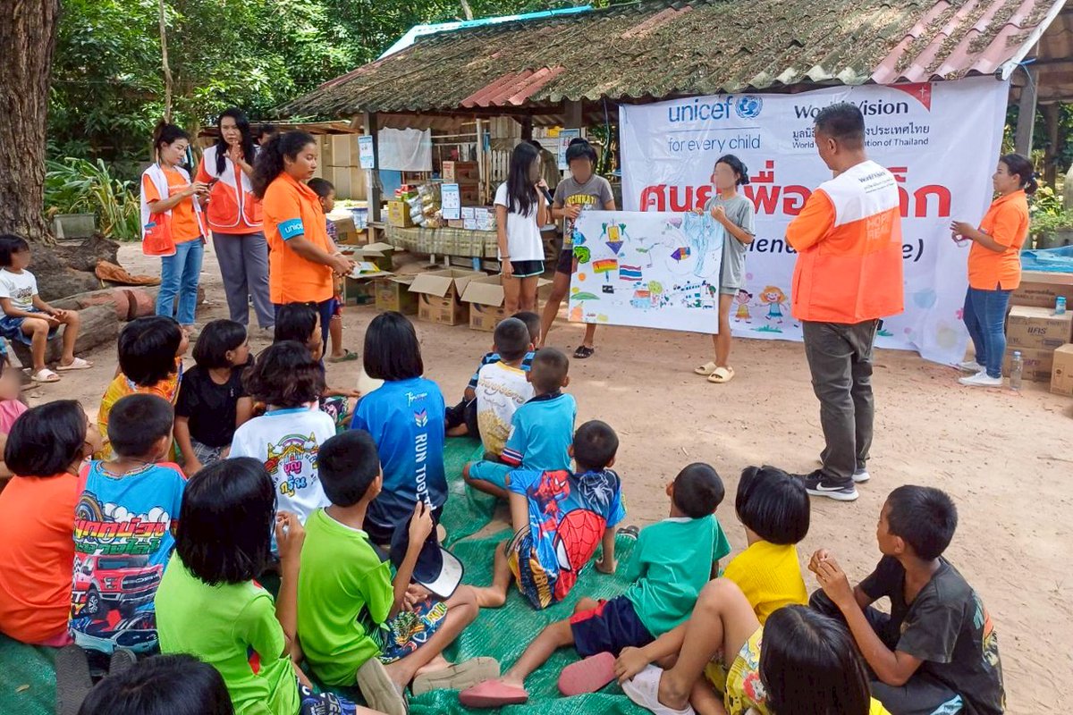 WorldVisionTH's tweet photo. 🎤รายงานการดำเนินโครงการบรรเทาทุกข์ฉุกเฉินช่วยเหลือผู้ได้รับผลกระทบจากสถานการณ์ชายแดนไทย–กัมพูชา
มูลนิธิศุภนิมิตแห่งประเทศไทย ครั้งที่ 3 (วันที่ 12 สิงหาคม 2568)
#ช่วยเหลือเด็ก #ไทยกัมพูชา #บรรเทาทุกข์ฉุกเฉิน #ศุภนิมิตฯ #มูลนิธิศุภนิมิตฯ #worldvisionthai #ChildFriendlySpace https://t.co/TamuWNqHPZ
