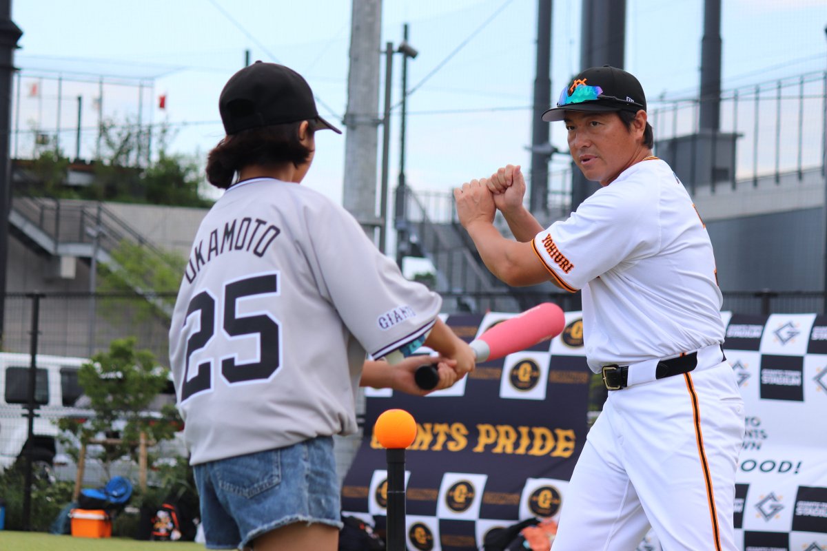 TokyoGiants's tweet photo. ／
矢野、橋本コーチ、長野、浅野選手らが
試合後に小学生を指導～最終日は「打つ」～
＼

3試合連続で企画された「アフターゲーム野球教室」は
最終日「打つ」をテーマに監督、コーチ、選手が
観戦した小学生約50名に野球教室を行いました！
 
https://t.co/2Ml4nFiKSN
 
#新風 #ジャイアンツ https://t.co/JzY71osLjL