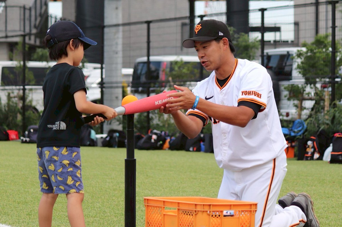 TokyoGiants's tweet photo. ／
矢野、橋本コーチ、長野、浅野選手らが
試合後に小学生を指導～最終日は「打つ」～
＼

3試合連続で企画された「アフターゲーム野球教室」は
最終日「打つ」をテーマに監督、コーチ、選手が
観戦した小学生約50名に野球教室を行いました！
 
https://t.co/2Ml4nFiKSN
 
#新風 #ジャイアンツ https://t.co/JzY71osLjL