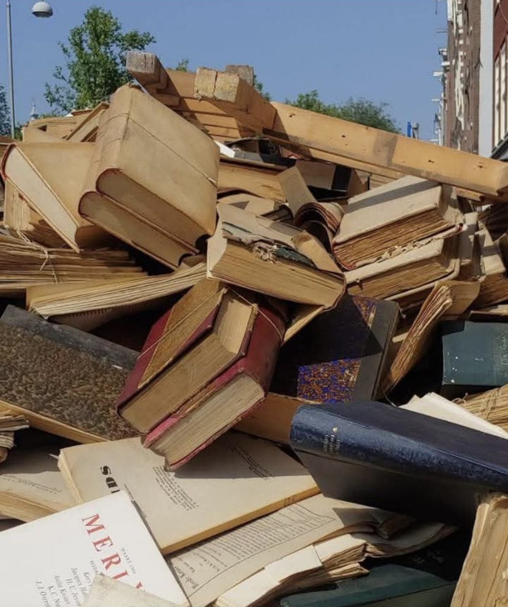 Tragedy - and an ominous sign of these barbaric times. An Amsterdam antiquarian bookshop whose owner died years ago and whom I visited as a teen, was evicted a few days ago. The books went to the trash heap, in a garbage container outside the premises. Report from <a href="/volksvlijt/">Ernst Dommershuijzen</a>