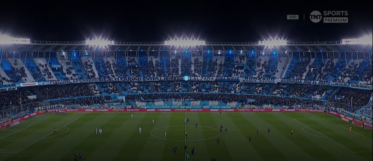 Una vergüenza lo de Peñarol dejando a todos los hinchas de Racing encerrados en el Campeón del Siglo.