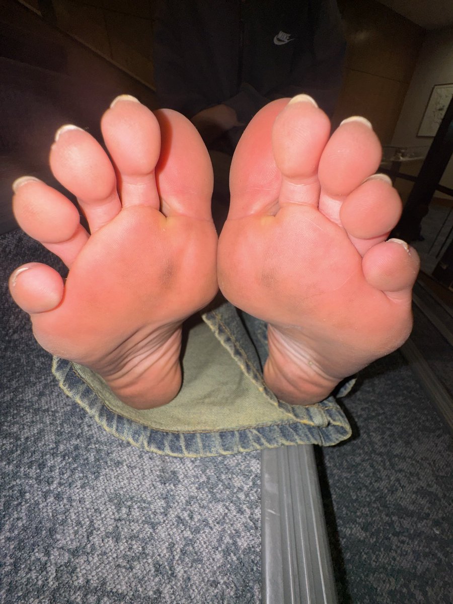 jprifeet's tweet photo. @quinnyspiggies Sniff and lick them! Happy feet fridayyyy https://t.co/FkhZXtdrlQ https://t.co/ToOhuAiO6R