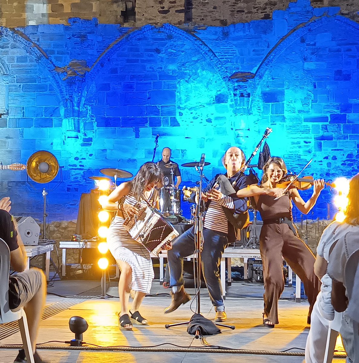 Un concierto de Carlos Núñez siempre "es bien" para cargar pilas.
Grande Maestro.