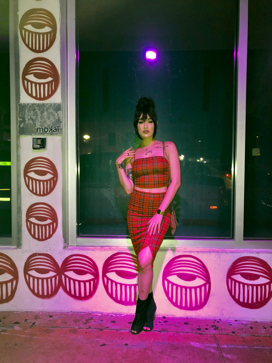 LaReinaGeisha's tweet image. #mokai once upon a time / Art by Miami’s very own, the one and only, @AHOLSNIFFSGLUE.❤️ #flashbackfriday #graffiti #aholsiffsglue #southbeach #Miami