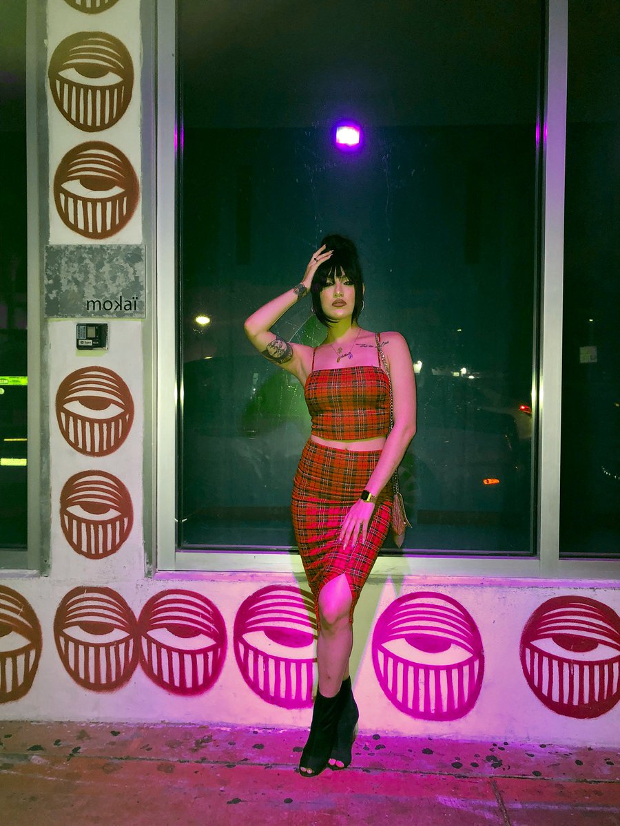 LaReinaGeisha's tweet image. #mokai once upon a time / Art by Miami’s very own, the one and only, @AHOLSNIFFSGLUE.❤️ #flashbackfriday #graffiti #aholsiffsglue #southbeach #Miami
