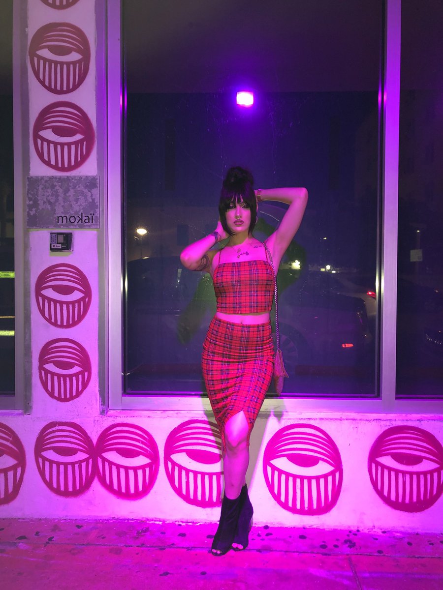 LaReinaGeisha's tweet image. #mokai once upon a time / Art by Miami’s very own, the one and only, @AHOLSNIFFSGLUE.❤️ #flashbackfriday #graffiti #aholsiffsglue #southbeach #Miami