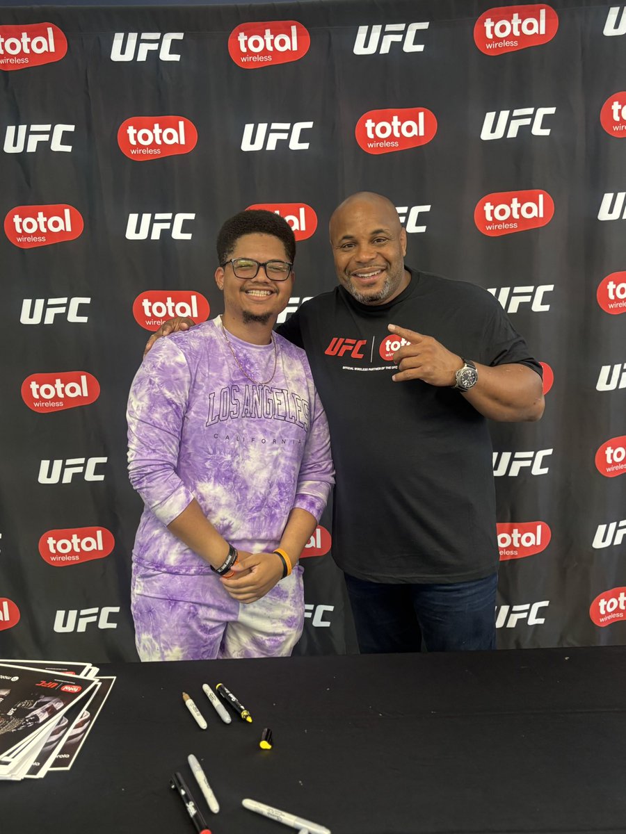 vicjackson13_'s tweet photo. Met one of the greatest to ever do it! Surreal experience!  Thank you legend 🐐 @dc_mma https://t.co/e4vsByXbzR