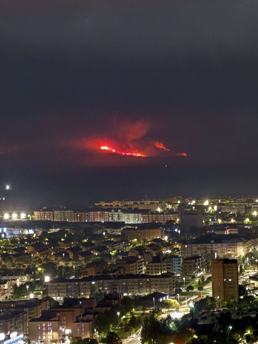 Las llamas en el horizonte de la ciudad monumental. Cáceres. Extremadura 💔 #incendio #Extremadura #Caceres