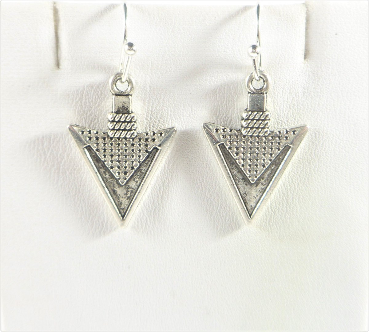 valroseshowers's tweet photo. Arrowhead Earrings – Southwestern Tribal Style Jewelry | Gifts Under $10 https://t.co/TfBdNcJtdn #wiseshopper #southwesternstyle #arrowheadearrings #giftsunder10 #nativeamercian https://t.co/BfQlBQvUrM