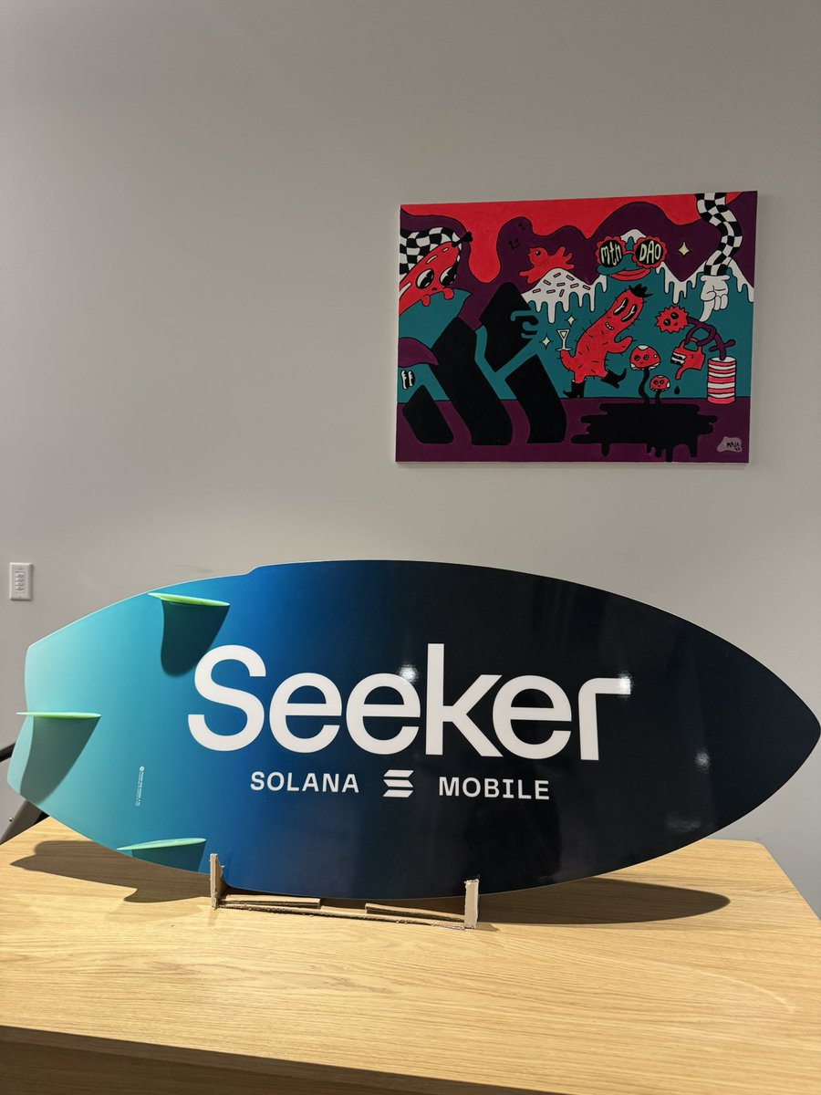 MTN DAO에 전시된 Seeker 브랜드 서프보드