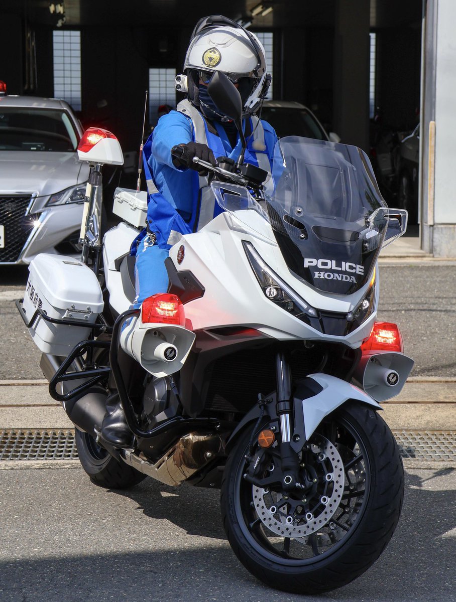 大阪府警 交通部交通機動隊
NT1100P