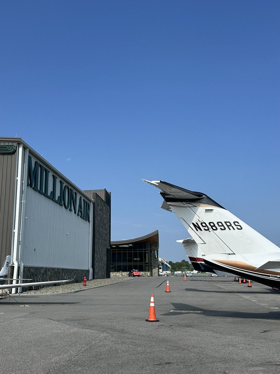 PilotFun101's tweet image. Finally approach at White Plains KBPN airport.  Million Air White Plains was awesome! Great service and people. #PilotFun101 #PF101