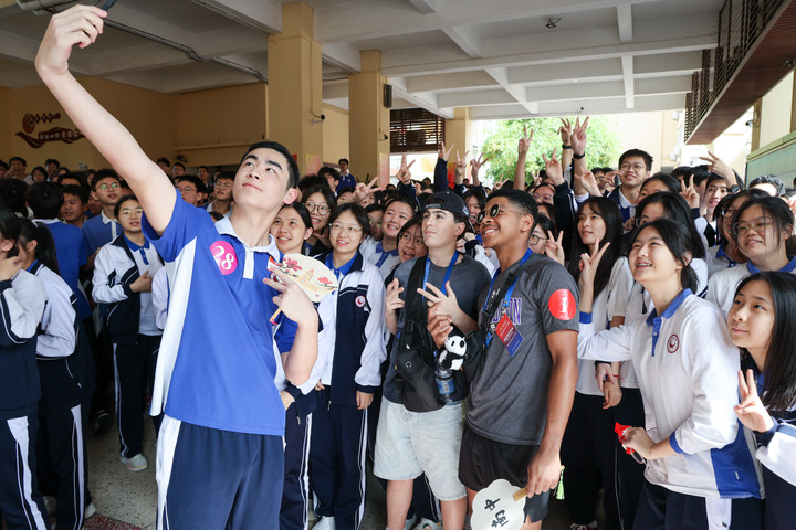 AmbXieFeng's tweet photo. Many of the young ambassadors described their China trip as “life-changing”, “once-in-a-lifetime” and even “monumental”. During the trip, they experienced Chinese culture firsthand, and forged deep friendship on and off the court. President Xi Jinping personally congratulated them on the successful visit and expressed his delight to see pickleball becoming a new bond for China-US youth exchanges, making the journey even more unforgettable. I believe all those memories created will stay with the young ambassadors forever, and I can’t wait to see how the seeds of friendship sown will grow into lifelong bonds.
