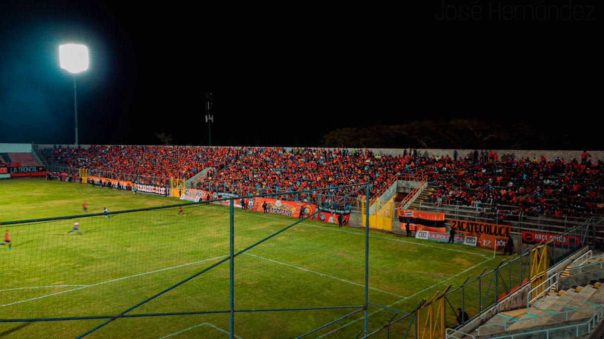 Imagínate un sábado, con tu papá y tus hermanos, directo para el Barraza, caminando las calles de la perla de Oriente, comiendo las tipicas hamburguesas con cebolla.🥲

Quiero volver a ser feliz... 🦅😢😢