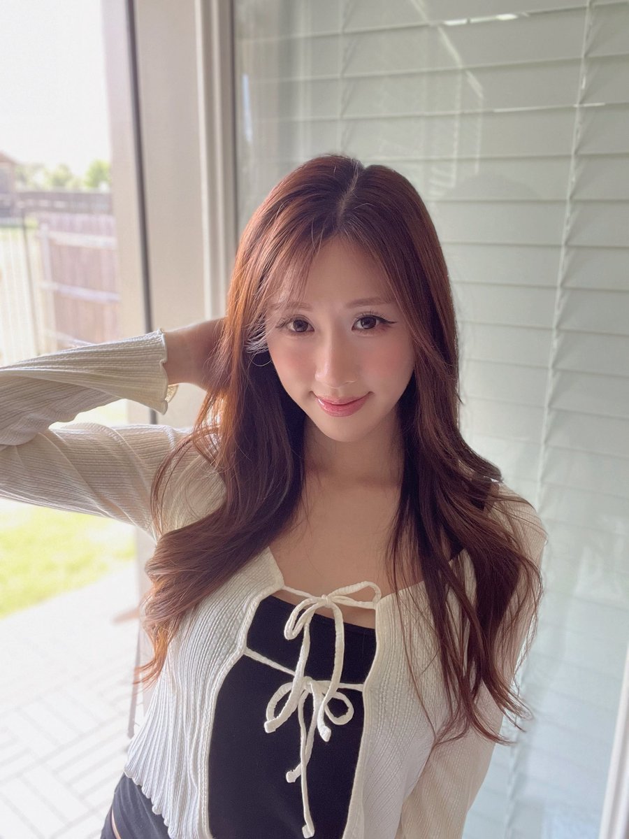 yougelly tweet media