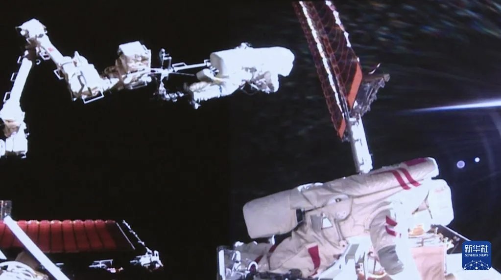 8月15日22时47分，经过约6.5小时的出舱活动，神舟二十号乘组航天员陈冬、陈中瑞、王杰密切协同，在空间站机械臂和地面科研人员的配合支持下，圆满完成既定任务，出舱航天员陈冬、王杰已安全返回问天实验舱，出舱活动取得圆满成功。