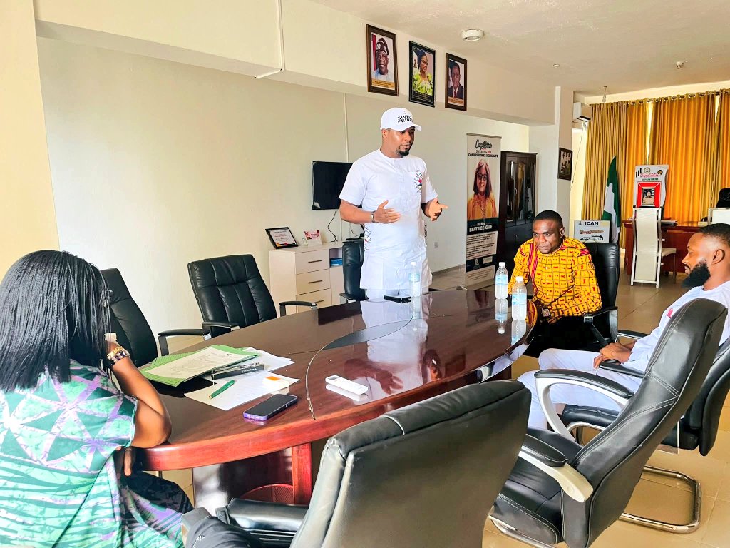 INAHS1010's tweet photo. I, Hon. Inah Simon, Special Assistant Youth Mobilization (North) to Gov. Bassey Otu, visited Dr. Mrs. Beatrice Igwe, Honourable Commissioner for Housing, CRS, to discuss youth empowerment & advancing the People First vision
#ThinkCrossRiver #YouthMobilization #RenewedHope #APC https://t.co/biwzIQ9R5j