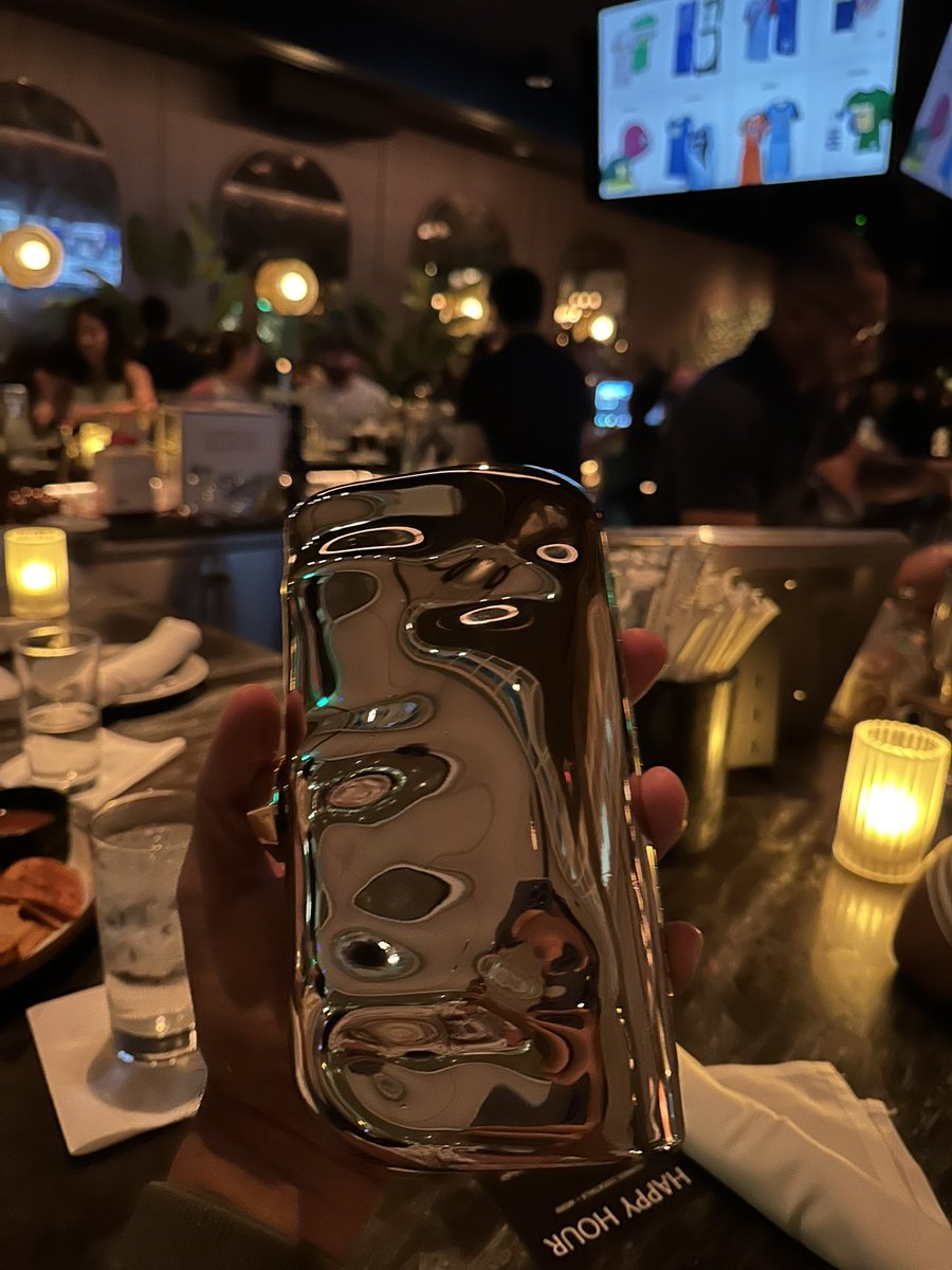setrocs929's tweet photo. Told my girlfriend her purse was giving Alex Mack & she asked what’s Alex Mack.
The carbz are right, I’m old. #alexmack https://t.co/LdKDQeG9OL