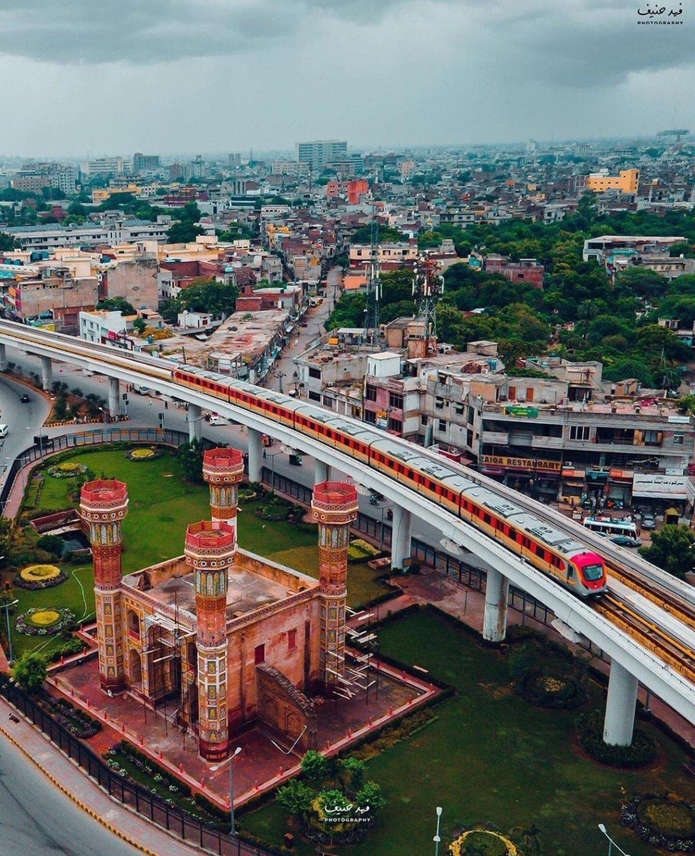 اور شہر بھی اچھے ہیں مگر غور سے سنیں... 
میرے لاہور  میں محبت کی صدا گونجتی ہے...