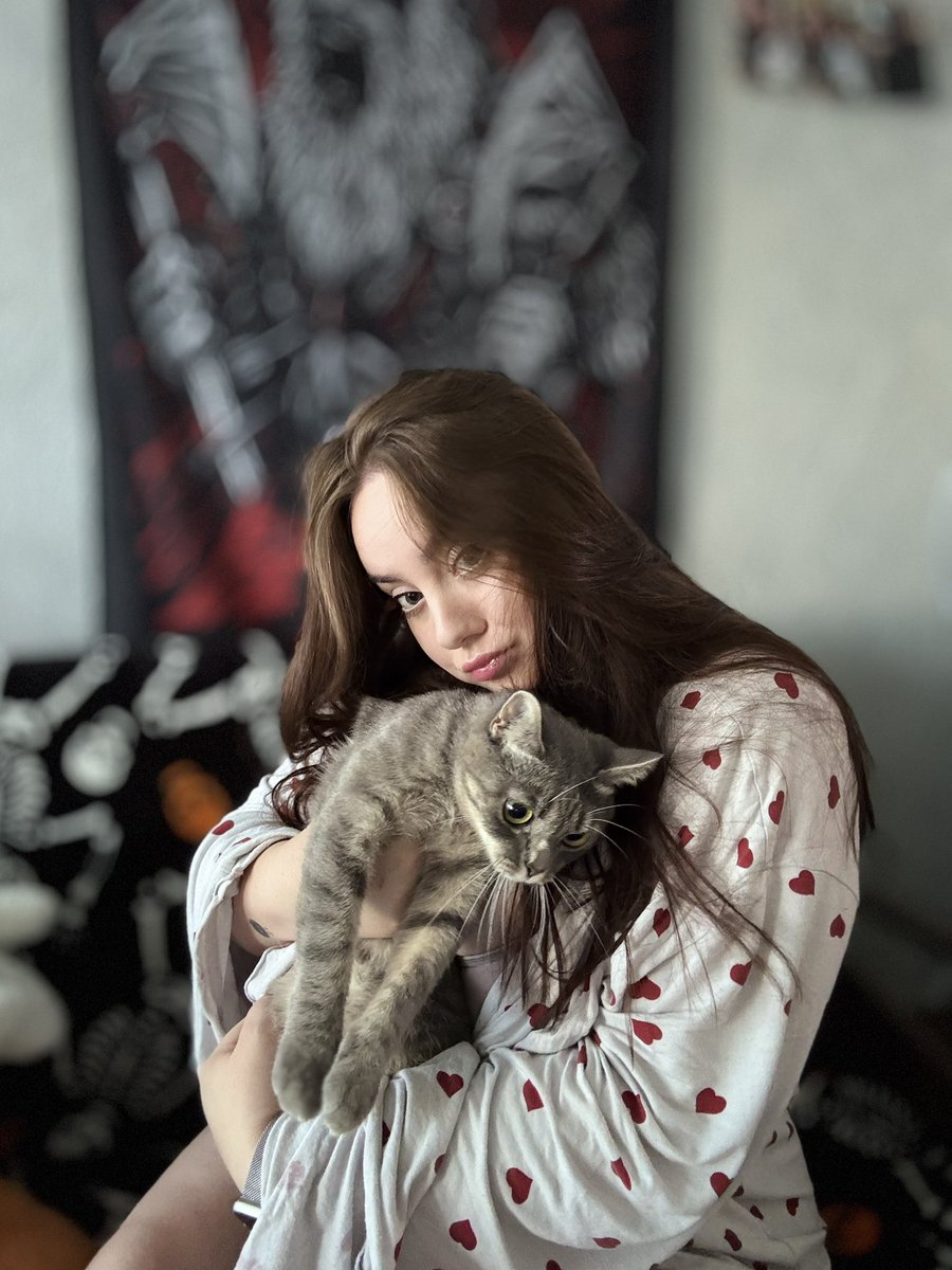 Песа вам вже показали, тепер показую кісів за гроші✨

send.monobank.ua/jar/4j614XnZA1