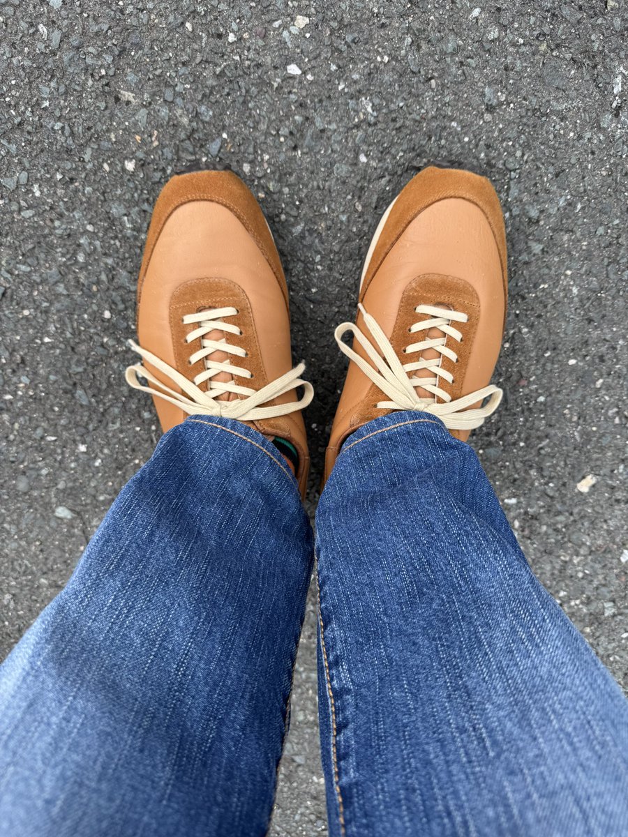 ユーズドでメチャクチャ安くなっていたリプロダクションオブファウンドのカナディアントレーナー。革が乾燥しまくっていたので手入れをしたら良い色味。シューレースが長過ぎるかな。