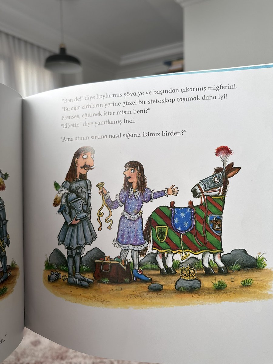 Zogi, minik bir ejderha. Okulda prenses kaçırma dersi var. Yolda prenses İnci’yi görüyor ve İnci “beni kaçır” diyor. Çünkü İnci sarayda süslü elbiselerle dolaşan bir prenses olmak istemiyor. Doktor olmak, diyar diyar gezmek istiyor. Onu kurtarmaya gelen cesur prens de bu