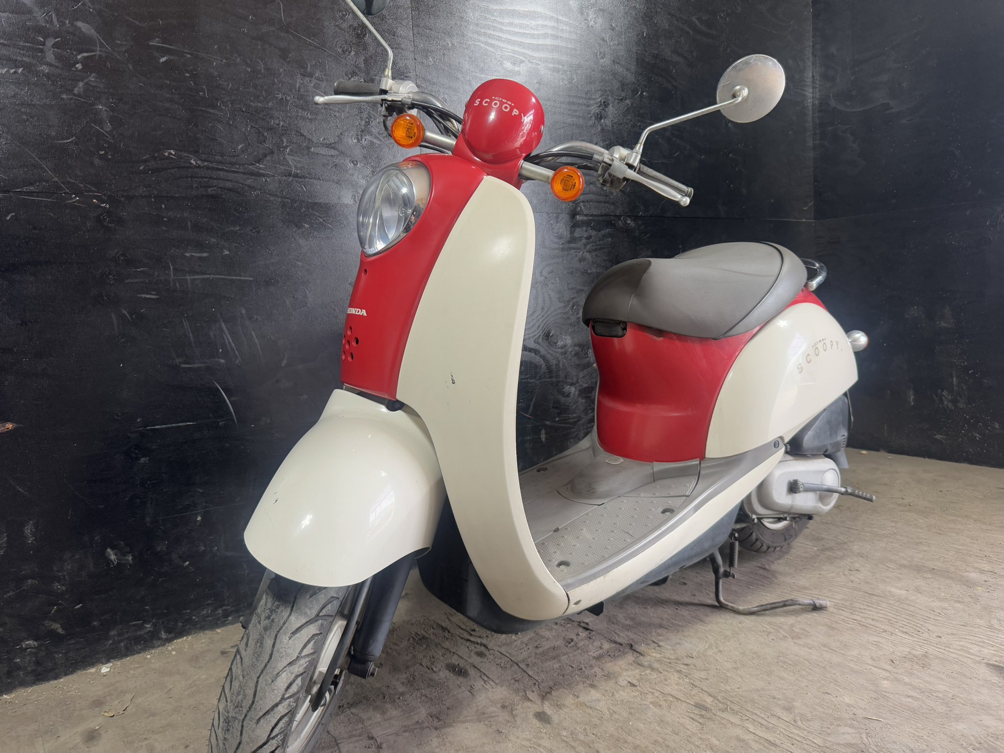 スクーピーi赤白がかわいい！デジタルメーター