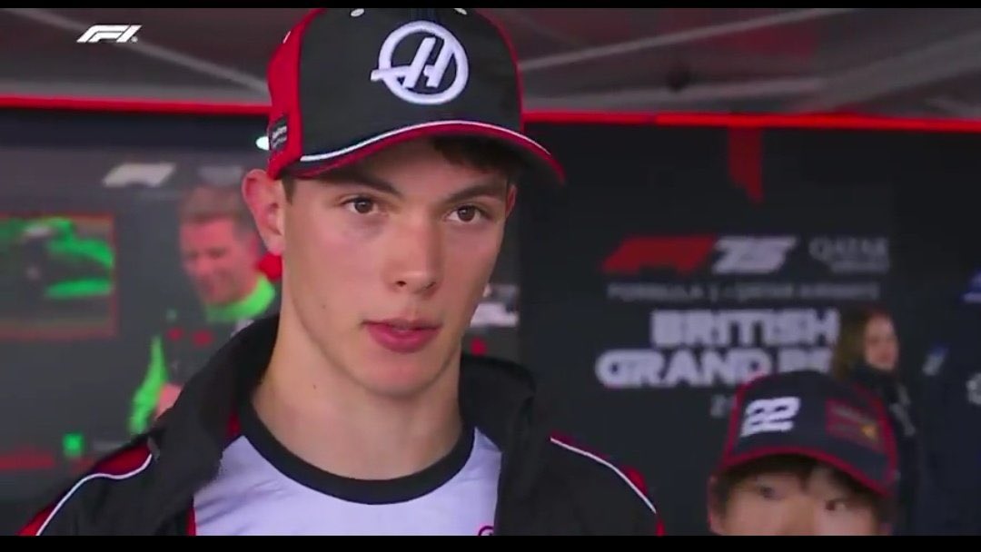 이거 2025시즌 영국GP에서... 유키가 올리랑 사고내가지고... 사과하러 가서 돌아보기까지 기다린거라는 게 너무 커여움