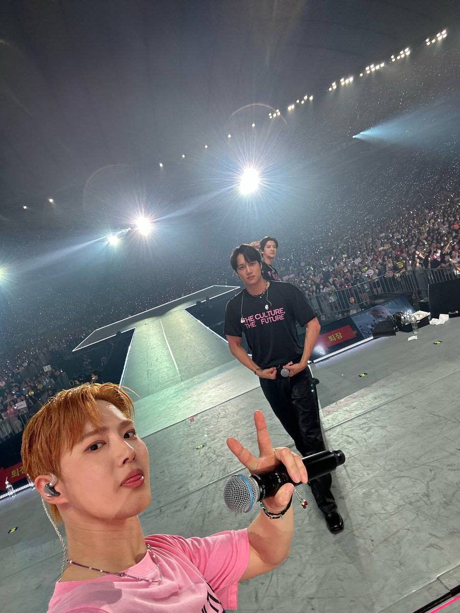eriexol7777's tweet photo. اینو جونمی بابل فرستاده
هر کدومشون یه جور طنزن نمیدونم به کدوم بخندم😂
@weareoneEXO https://t.co/g7K4CXNAxo