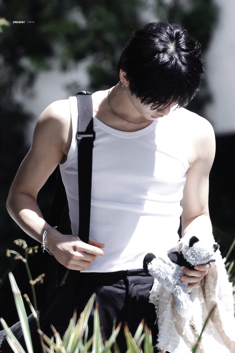 donfmin's tweet image. Oppa mau jalan-jalan dulu ya. (Ngabarin)