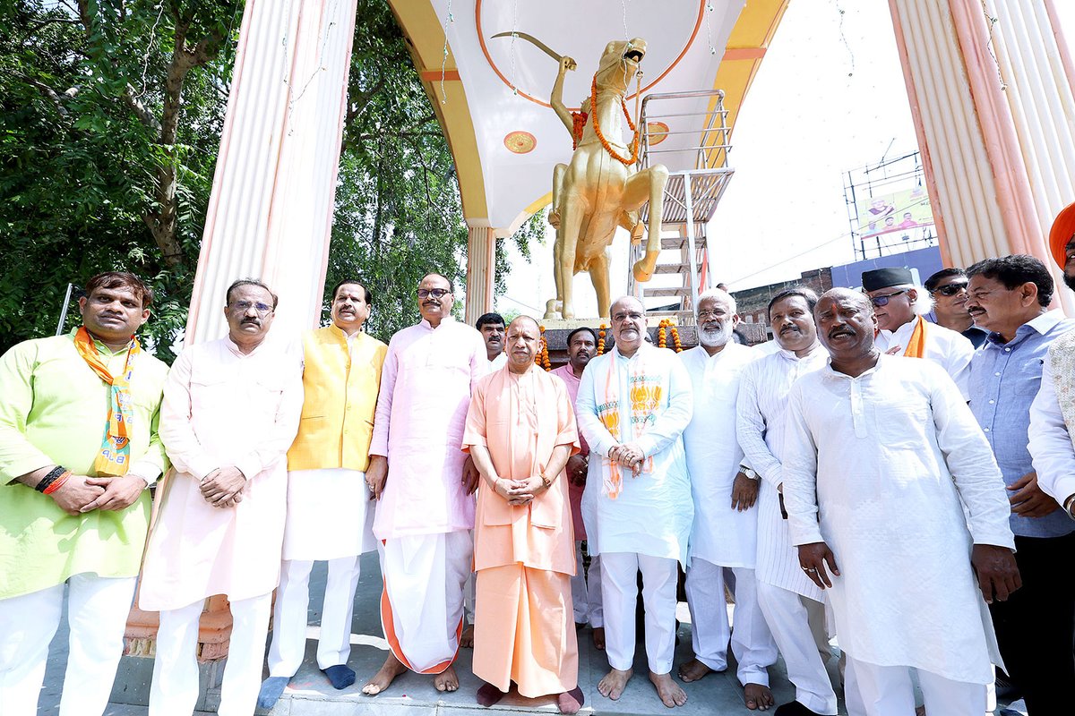 महान वीरांगना रानी अवंतीबाई लोधी की जयंती के अवसर पर आज उनकी प्रतिमा पर माल्यार्पण कर उन्हें श्रद्धांजलि अर्पित की। 

भारत की स्वाधीनता के लिए उन्होंने बड़े संघर्ष को नेतृत्व प्रदान किया था। उनका बलिदान हर भारतवासी के लिए एक प्रेरणा है।

उनकी पावन स्मृतियों को नमन!